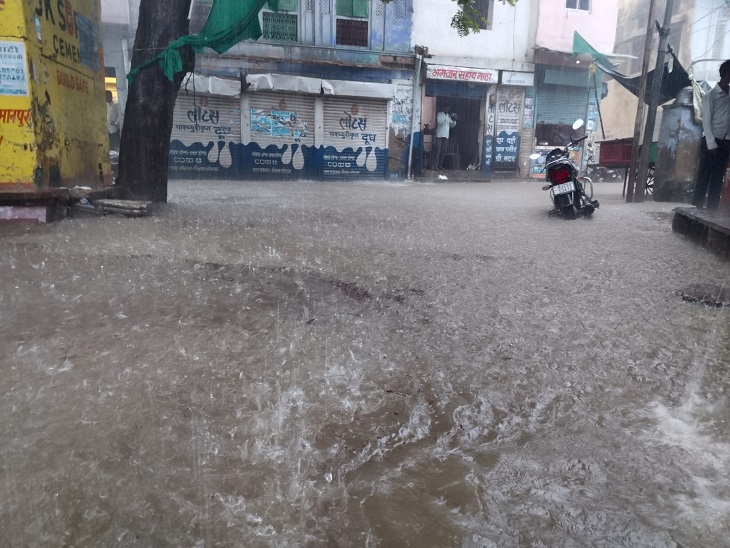 तेज बारिश से सड़कें जलमग्न हो गई