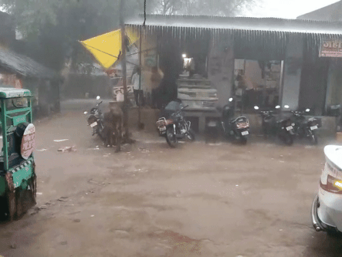 मानपुर कस्बे में तेज बारिश का दौर करीब 2 घंटे चला