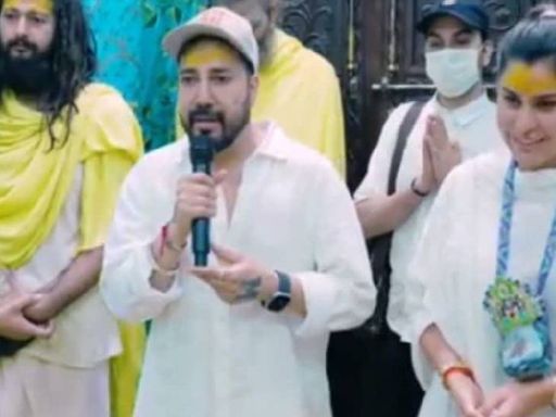 स्वामी प्रेमानंद महाराजांना भेटला रॅपर-गायक बादशाह: विचारले- सत्य बोलल्याने नातेसंबंध-प्रेम दूर जाते; संत म्हणाले- देव तुम्हाला साथ देतो हे चित्र त्यावेळचे आहे जेव्हा गायक मिका सिंग प्रेमानंद महाराजांना भेटायला आला होता.