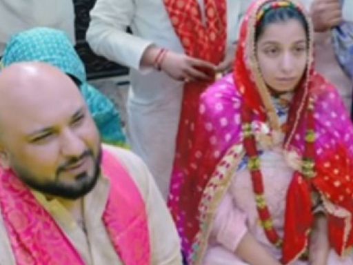 स्वामी प्रेमानंद महाराजांना भेटला रॅपर-गायक बादशाह: विचारले- सत्य बोलल्याने नातेसंबंध-प्रेम दूर जाते; संत म्हणाले- देव तुम्हाला साथ देतो प्रसिद्ध पंजाबी गायक बी प्राक अनेकदा प्रेमानंद महाराजांना भेटायला येतात.