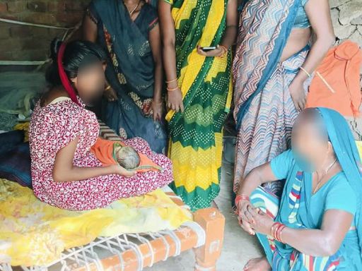 बच्ची की मौत के बाद पड़ोसी महिलाएं पहुंची हैं।