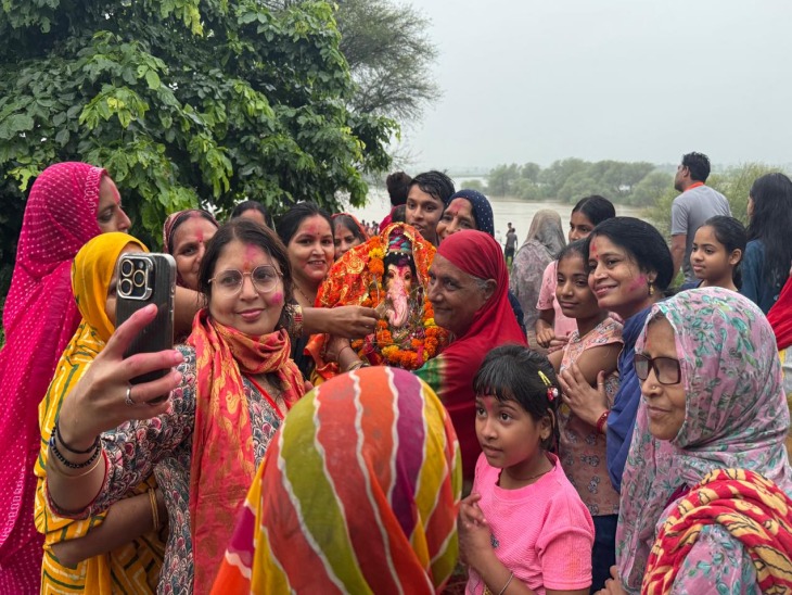 शहर से पहुंचे लोग गणेश जी की मूर्तियों के साथ फोटो लेते हुए ।