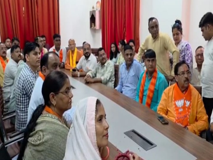 प्रधान मंत्री मन की बात कार्यक्रम में कार्यकर्ताओ के साथ
