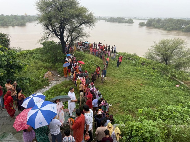 जयसमंद बांध पर सैकड़ों लोग पहुंचे,मेले जैसा माहौल रहा।
