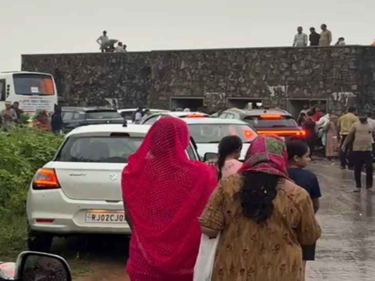 बांध के पास की मुख्य सड़क पर झाम के हालात हो गए।