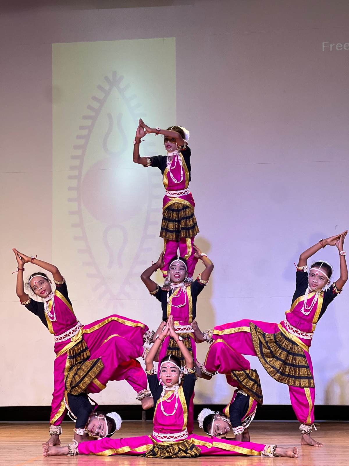 कलाकारों ने विनायक वंदना, कल्याण पल्लवी, वंदे मातरम् और बंध नृत्य की प्रस्तुतियां दीं।