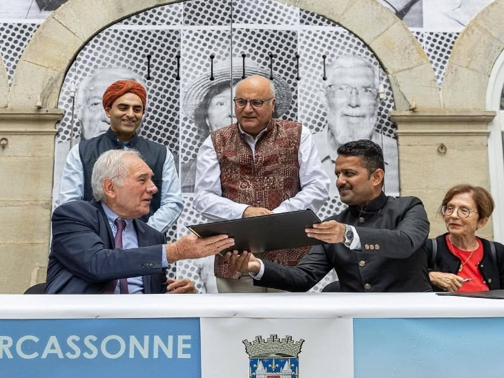 कारकासोन के मेयर जेरार्ड लैरेट व जैसलमेर नगर परिषद आयुक्त लजपाल सिंह सोढ़ा ने MOU पर हस्ताक्षर किए।