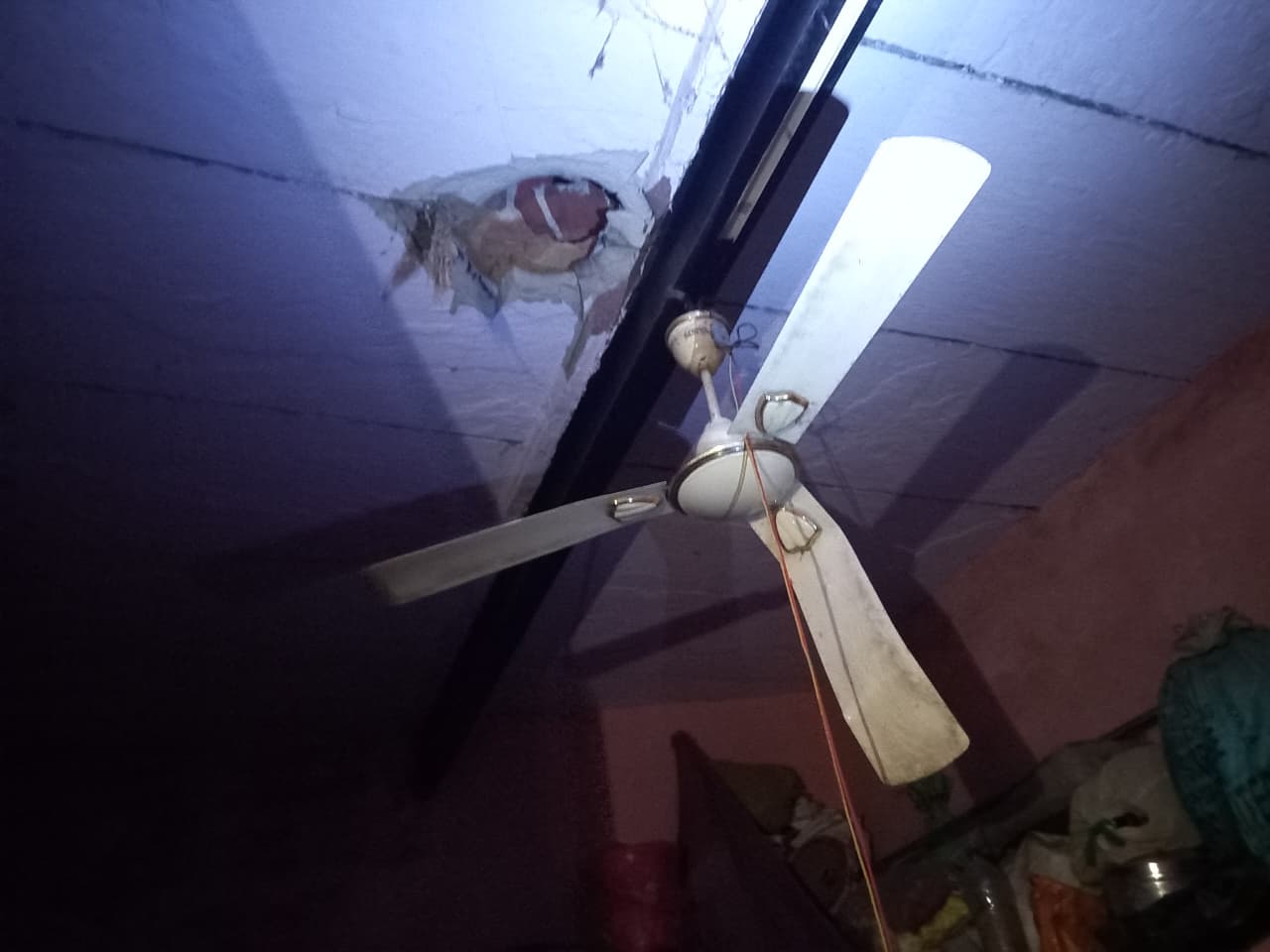 छत का मलबा गिरने से पंखों को भी नुकसान पहुंचा।