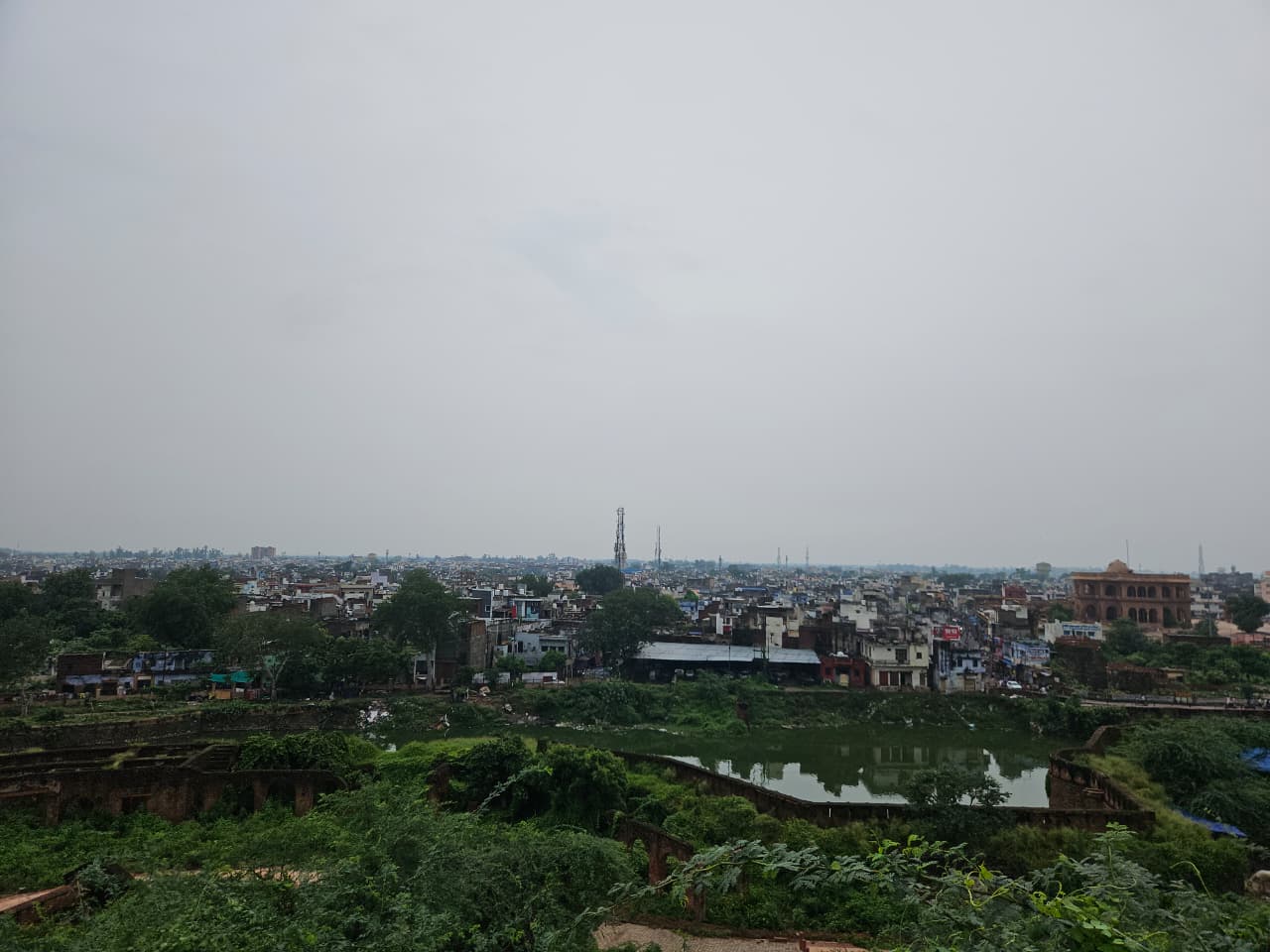 देर रात हुई बारिश के बाद भरतपुर शहर का मौसम हुआ सुहावना।