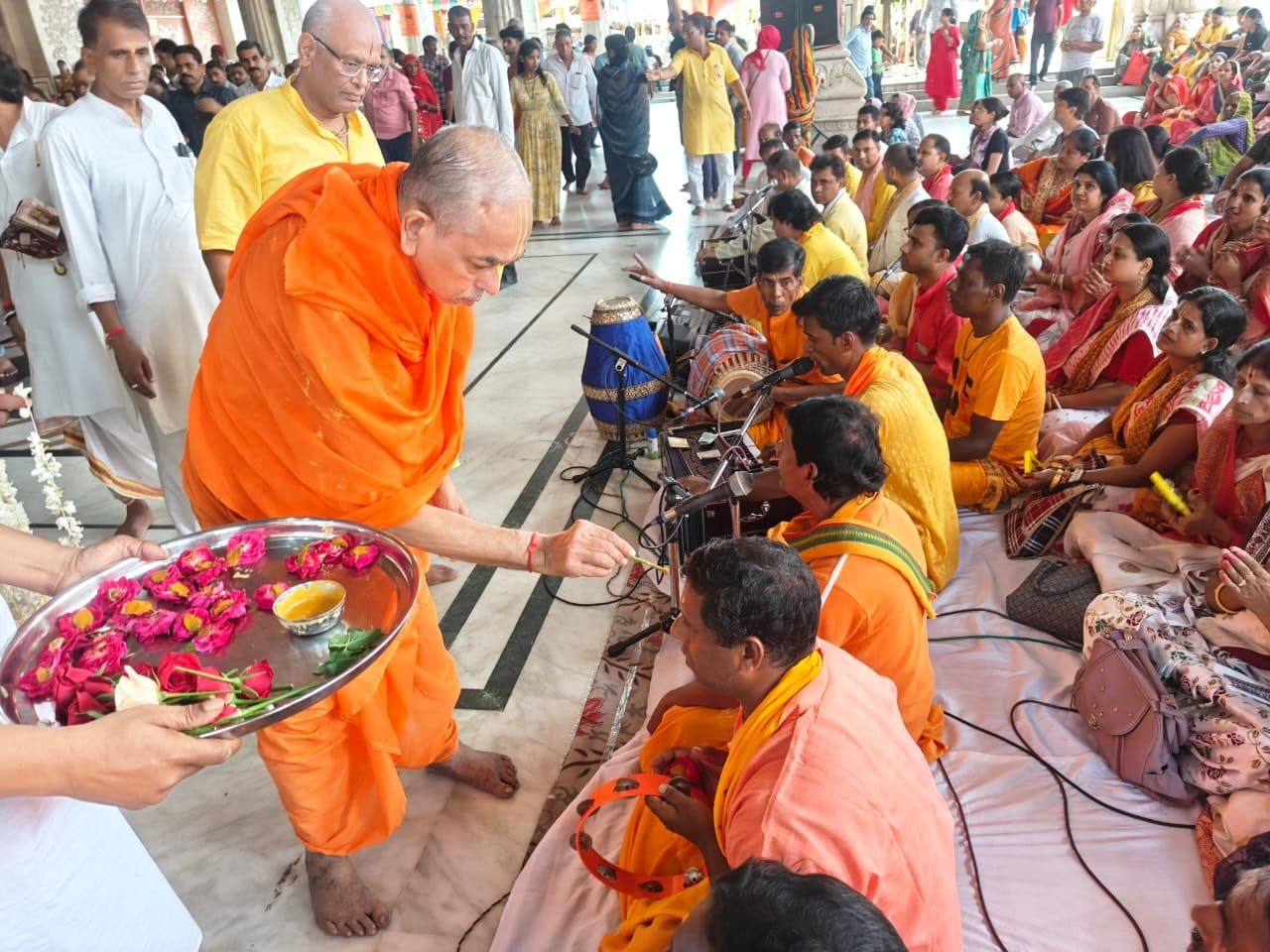 अलग-अलग मंडलियों की ओर से भजन कीर्तन किया जा रहा है।