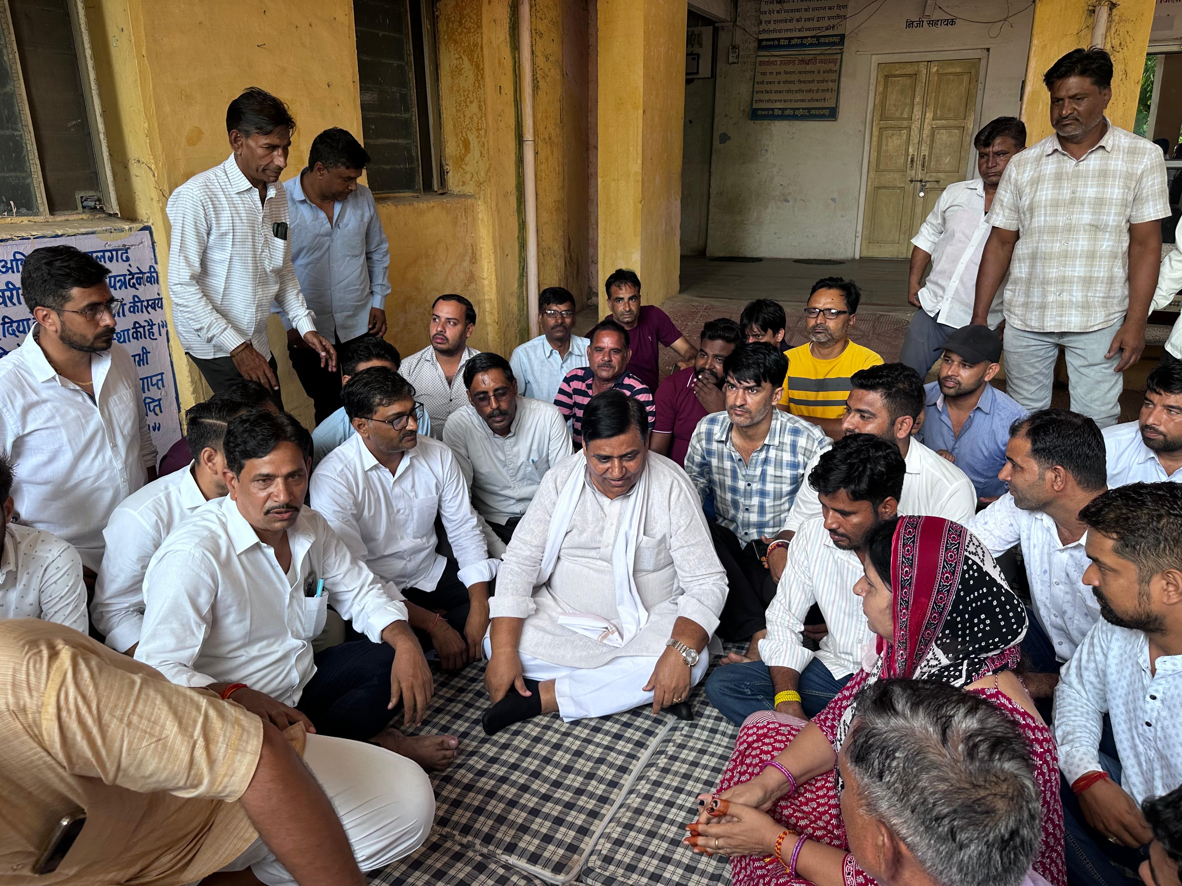 झुंझुनूं के नवलगढ़ में SDM के खिलाफ धरने पर बैठे अधिवक्ताओं से डोटासरा मिले।