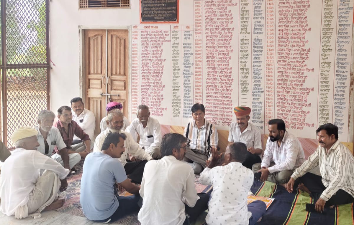 समाज के लोगों की बैठक लेते हुए अध्यक्ष