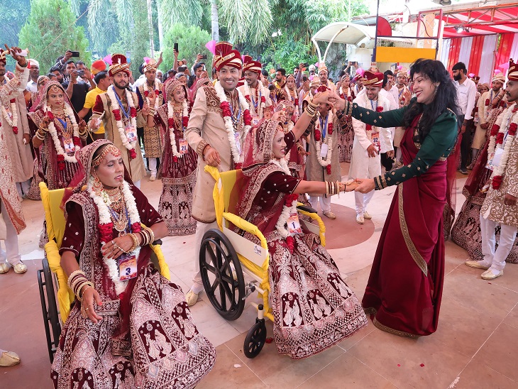 गाजे-बाजे के साथ बाराती और घराती नाच रहे थे। इसके बाद पुष्प वर्षा के बीच तोरण और वरमाला रस्म पूरी हुई।