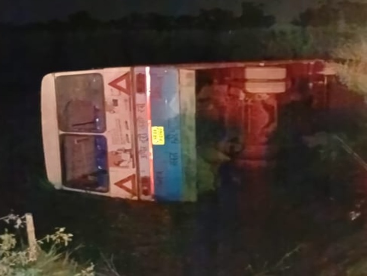 शीशे तोड़कर यात्री बस से बाहर अए।