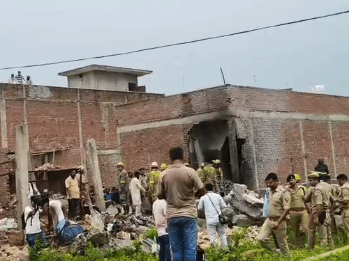 घटनास्थल पर पुलिस और फायरब्रिगेड की टीमों ने रेस्क्यू किया।