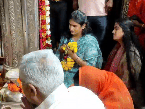 केंद्रीय मंत्री गजेंद्र सिंह शेखावत ने रामदेवरा कस्बे में परिवार समेत बाबा रामदेव की समाधि के दर्शन कर पूजा अर्चना की।