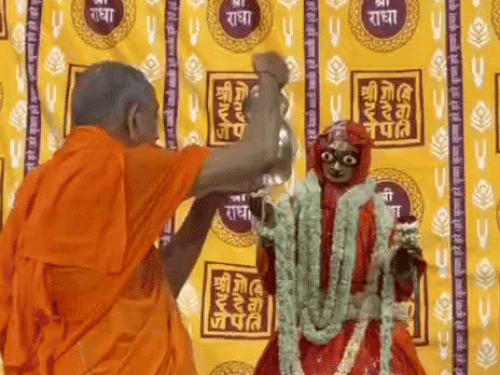 121 किलो पंचामृत से राधारानी का जन्माभिषेक किया गया।
