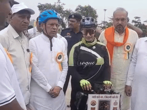 नशे के खिलाफ 60 हजार किलोमीटर साइकिल चला चुकी स्वीटी मलिक को बधाई देते मंत्री राजेश नागर।