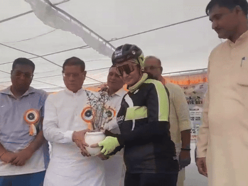 नशे के खिलाफ 60 हजार किलोमीटर साइकिल चला चुकी स्वीटी मलिक को पौधा देकर सम्मानित करते मंत्री राजेश नागर।