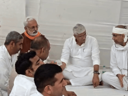 मोहनगढ़ गांव पहुंचकर कर्नल सोनाराम को श्रद्धांजलि देकर परिवार को दी सांत्वना।