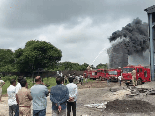 आग बुझाती दमकल व मौजूद अधिकारी।