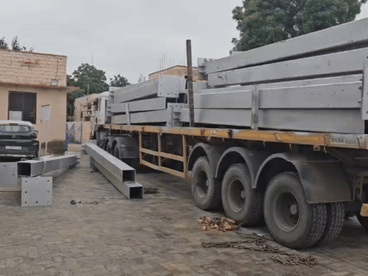 ट्रेलर से क्रेन से नीचे उतारने का दौरान पिलर नीचे गिर गया।