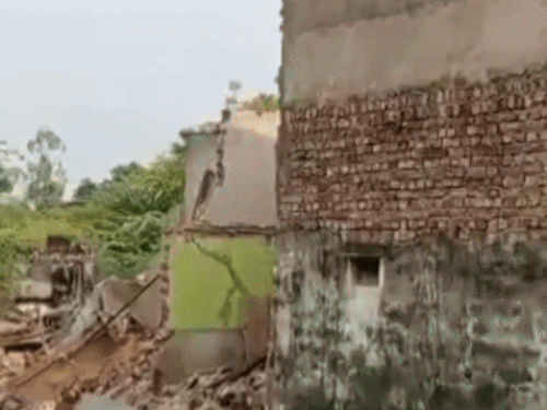नूंह में चार भाईयों का मकान गिरा।