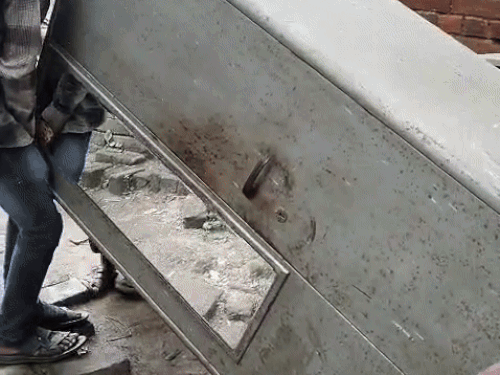 इस जगह से स्व. केदार सिंह के परिवार के सारे सामान निकाले जा चुके हैं।