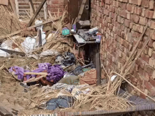 छत गिरने के बाद पड़ा मलबा।