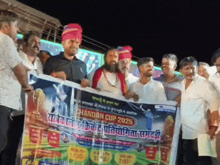 भाटी ने समदड़ी में किक्रेट प्रतियोगिता पोस्टर का किया विमोचन।