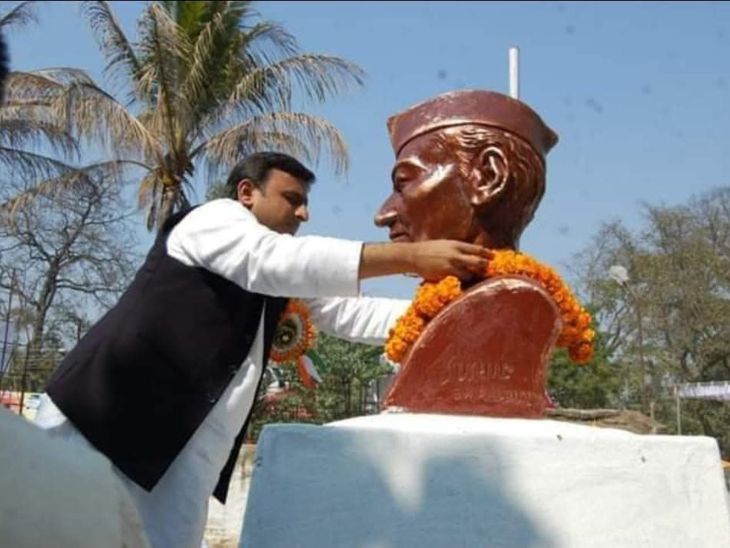 स्व. केदार सिंह की प्रतिमा पर माल्यार्पण करने के लिए सीएम के रूप में अखिलेश यादव भी पहुंचे थे।