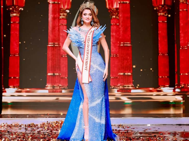 Spain's Lorena Ruiz crown the crown of Miss Teen International.