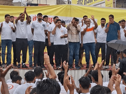 मैराथन के समापन पर तेजा गायन करते हुए।
