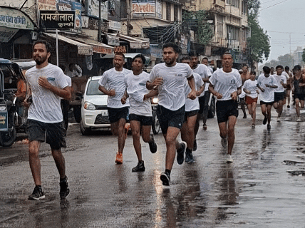 मैराथन के दौरान तेज बारिश हुई,इस बारिश में भी लोग दौड़ते रहे।