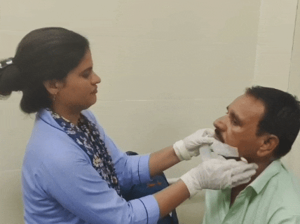 हॉस्पिटल में घायलों का इलाज करते हुए।