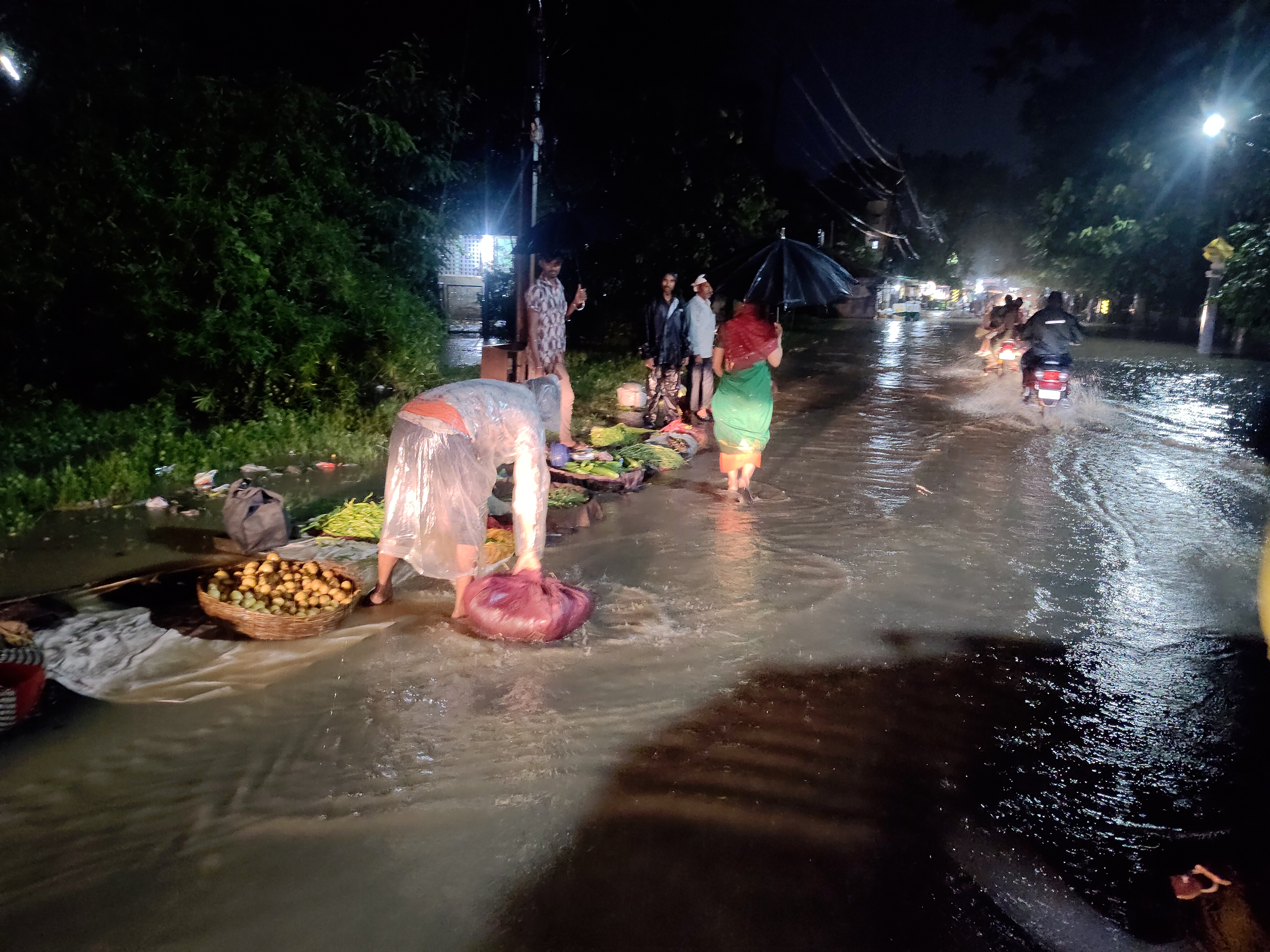 सड़क किनारे लगी दुकानों की सब्जियां भीग गई है।