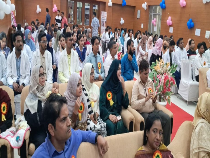 सेमिनार में मौजूद यूनानी डॉक्टर व अन्य ।