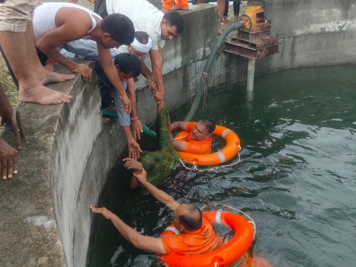 महिला के शव को बाहर निकालते SDRF के जवान।