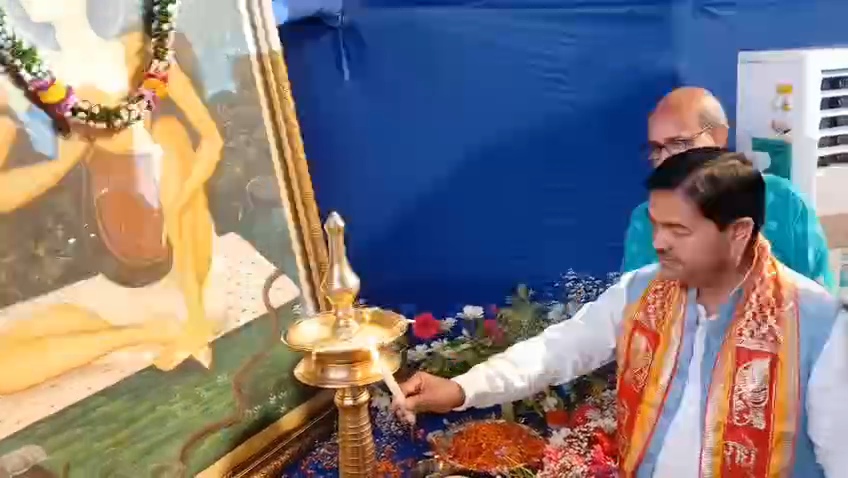 कार्यक्रम का दीप प्रज्वलन कर शुभारंभ करते केंद्रीय राज्य मंत्री B L वर्मा