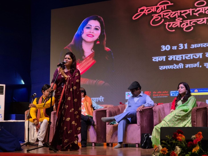 कवि सम्मेलन में काव्य पाठ करते कवि