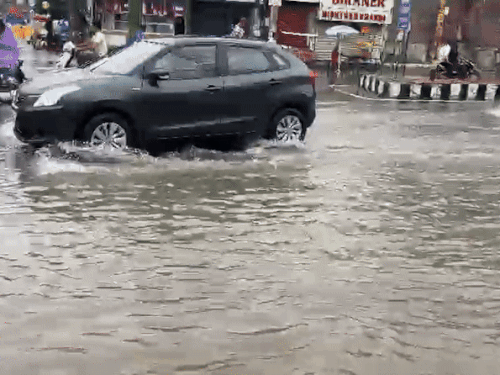 कैथल में रविवार को बारिश के बाद सड़क पर पानी भरने से गाड़ियों की रफ्तार धीमी पड़ गई।