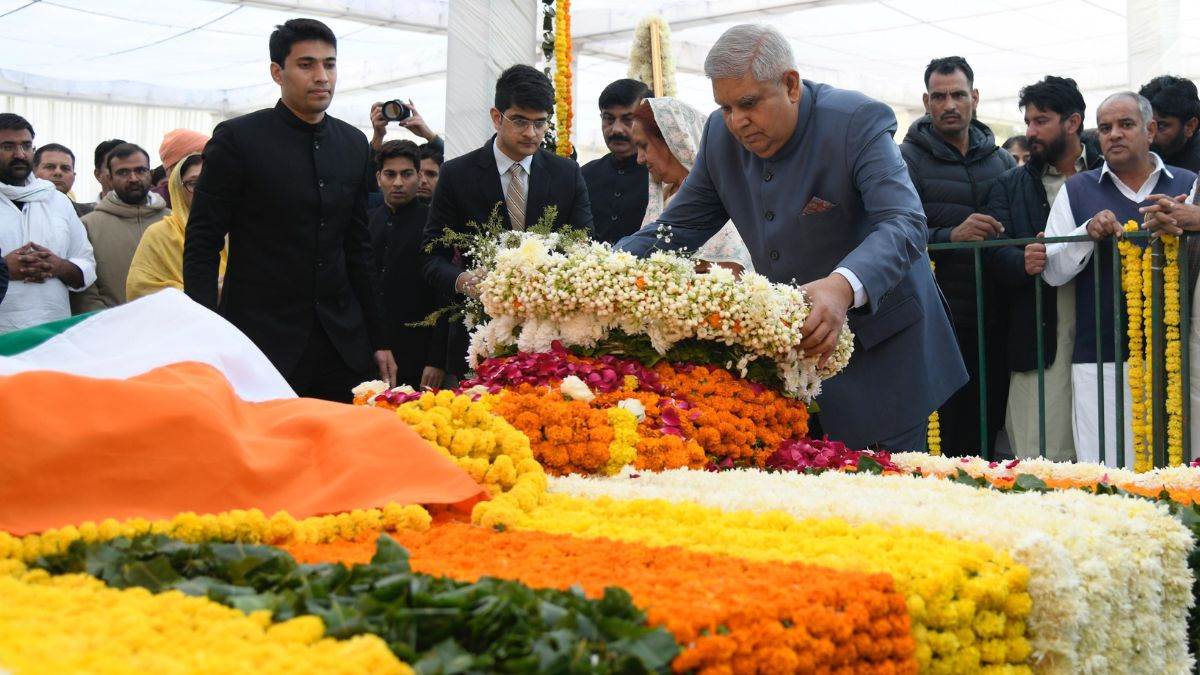 ताऊ देवीलाल यांचा हात धरून राजकारणात आले धनखड: चौटाला कुटुंबाशी जवळचे संबंध; उपराष्ट्रपती निवास सोडले आणि त्यांच्याच बंगल्यात राहू लागले ओमप्रकाश चौटाला यांच्या निधनानंतर त्यांना श्रद्धांजली वाहण्यासाठी जगदीप धनखड आले होते. - फाइल फोटो