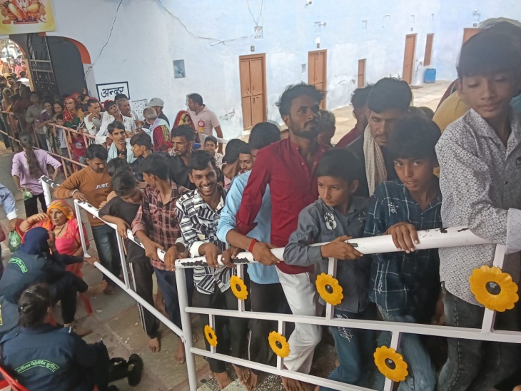 मंदिर में भक्ति गीतों और जयकारों से वातावरण गूंजायमान रहा।