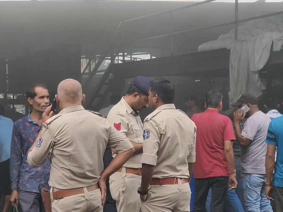 सूचना मिलते ही बारडोली से भी पुलिस की टीमें फैक्ट्री पहुंच गई थीं।