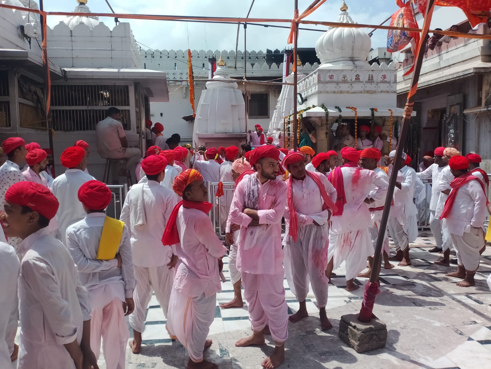 जलझूलनी एकादशी पर गुर्जर पुजारी परिवार लाल मेवाड़ी पगड़ी और सफेद धोती।