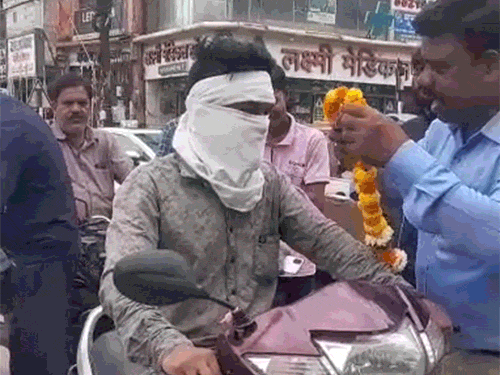 भिलाई में आरटीओ और ट्रैफिक पुलिस ने हेलमेट न पहनने वालों को माला पहनाई।