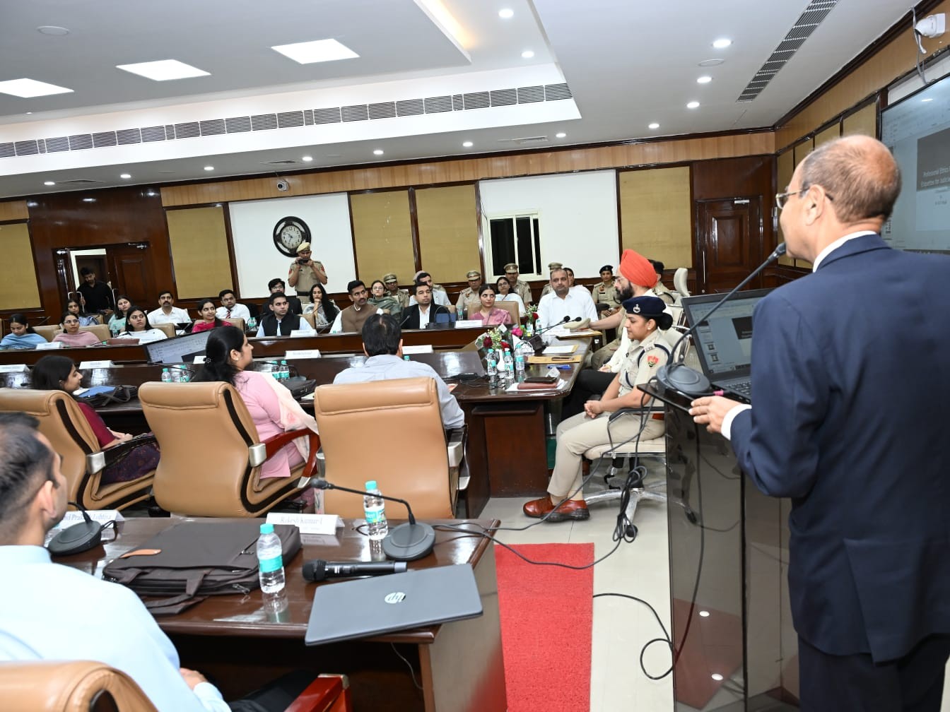 कार्यक्रम में बोलते हुए अकादमी निदेशक डॉ. अरशिंद्र सिंह चावला।