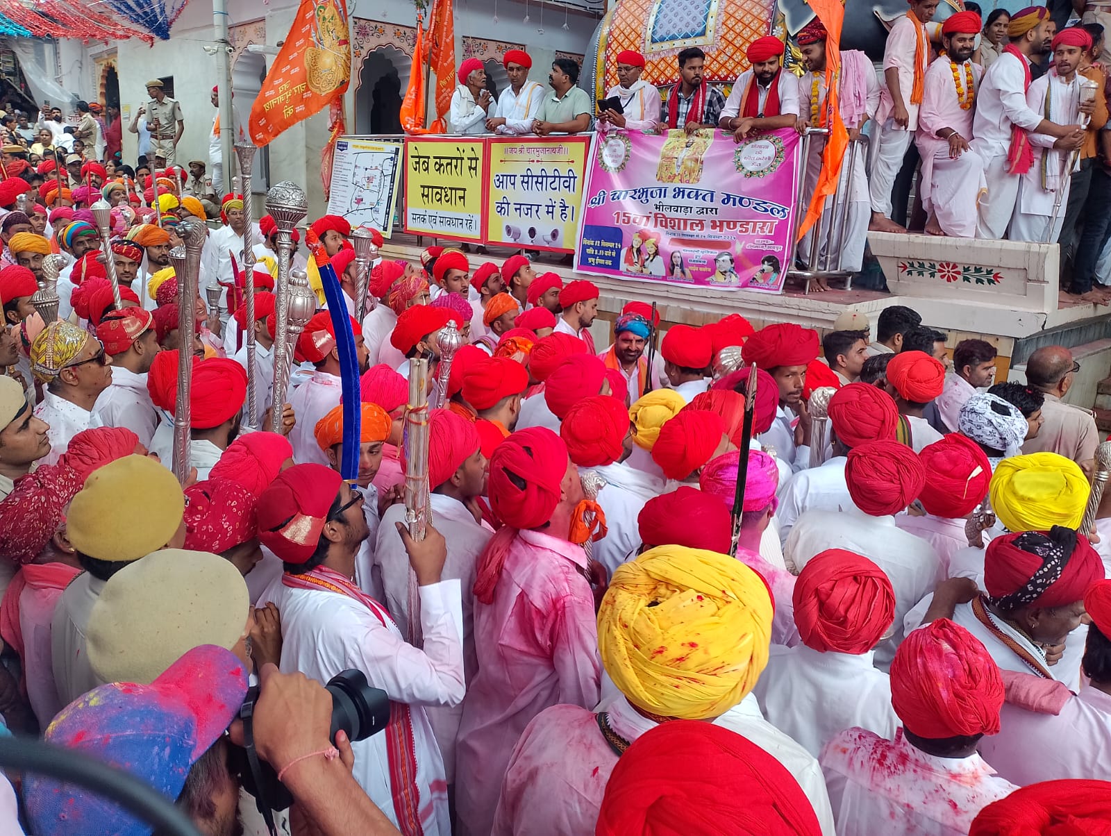 ठाकुरजी के बेवाण निकलने से पहले पुजारी परिवार अस्त्र-शस्त्र के साथ तैयार रहता है।