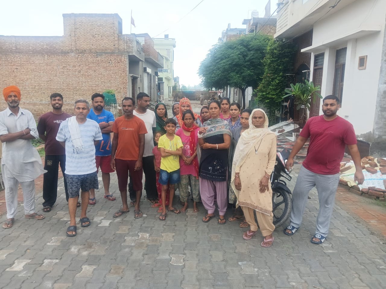 विरोध करते स्थानीय निवासी।