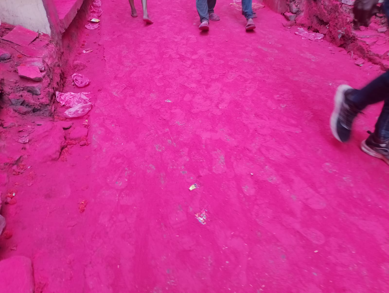 शोभायात्रा के दौरान 2 KM दूधतलाई मार्ग पर गुलाल की लाल परत जम जाती है।